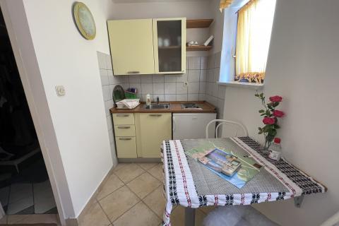 KRK GRAD ,stambena zgrada sa 7 studio-apartmana,50 m od mora