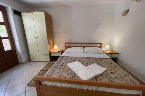 KRK GRAD ,stambena zgrada sa 7 studio-apartmana,50 m od mora