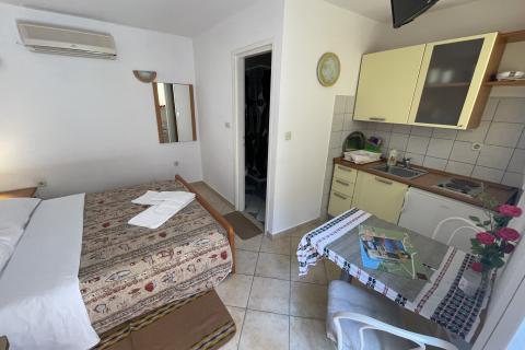 KRK GRAD ,stambena zgrada sa 7 studio-apartmana,50 m od mora