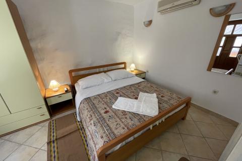 KRK GRAD ,stambena zgrada sa 7 studio-apartmana,50 m od mora