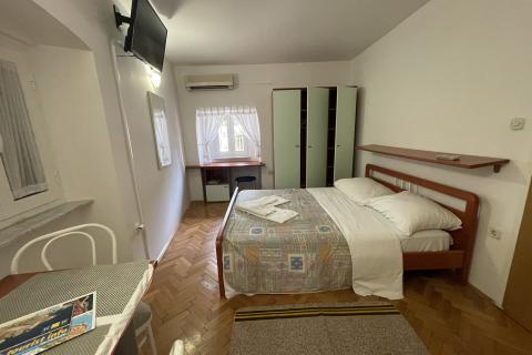 KRK GRAD ,stambena zgrada sa 7 studio-apartmana,50 m od mora