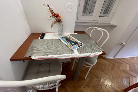 KRK GRAD ,stambena zgrada sa 7 studio-apartmana,50 m od mora