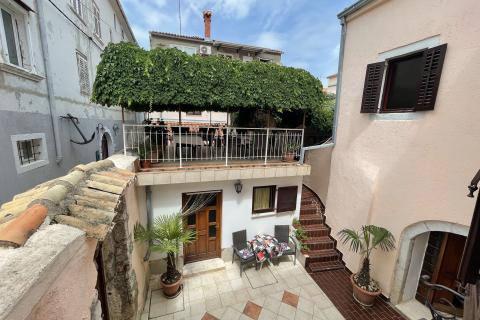 KRK GRAD ,stambena zgrada sa 7 studio-apartmana,50 m od mora