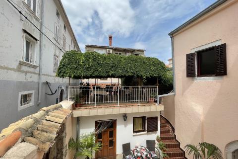 KRK GRAD ,stambena zgrada sa 7 studio-apartmana,50 m od mora