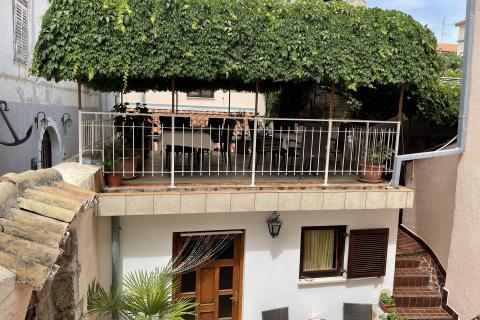 KRK GRAD ,stambena zgrada sa 7 studio-apartmana,50 m od mora