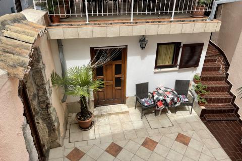 KRK GRAD ,stambena zgrada sa 7 studio-apartmana,50 m od mora