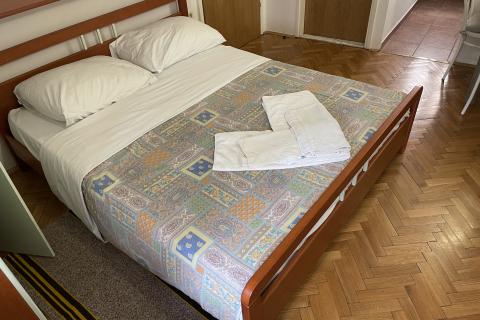 KRK GRAD ,stambena zgrada sa 7 studio-apartmana,50 m od mora