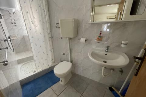 KRK GRAD ,stambena zgrada sa 7 studio-apartmana,50 m od mora