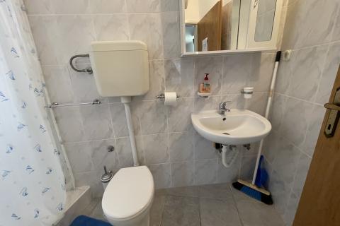 KRK GRAD ,stambena zgrada sa 7 studio-apartmana,50 m od mora