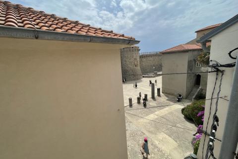 KRK GRAD ,stambena zgrada sa 7 studio-apartmana,50 m od mora