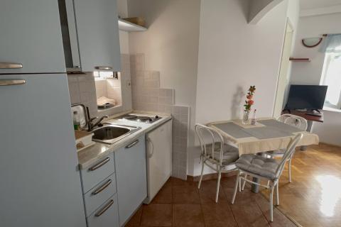 KRK GRAD ,stambena zgrada sa 7 studio-apartmana,50 m od mora
