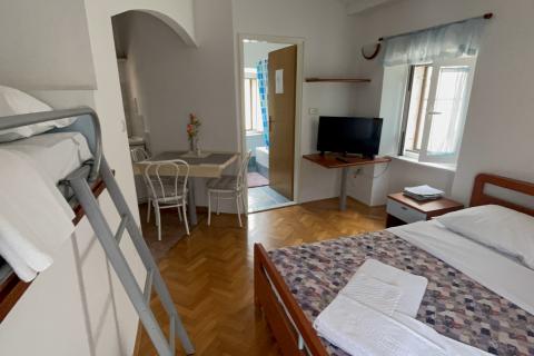 KRK GRAD ,stambena zgrada sa 7 studio-apartmana,50 m od mora