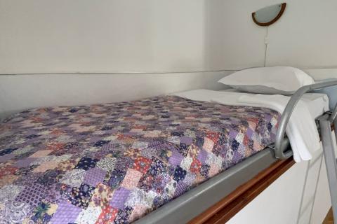 KRK GRAD ,stambena zgrada sa 7 studio-apartmana,50 m od mora