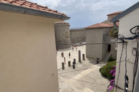 KRK GRAD ,stambena zgrada sa 7 studio-apartmana,50 m od mora