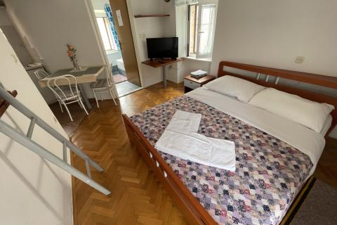 KRK GRAD ,stambena zgrada sa 7 studio-apartmana,50 m od mora