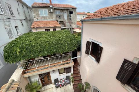 KRK GRAD ,stambena zgrada sa 7 studio-apartmana,50 m od mora