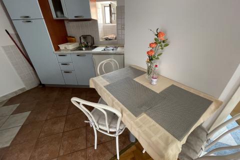 KRK GRAD ,stambena zgrada sa 7 studio-apartmana,50 m od mora