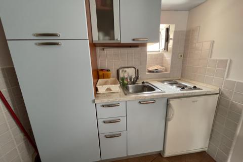 KRK GRAD ,stambena zgrada sa 7 studio-apartmana,50 m od mora