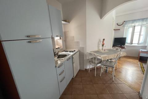 KRK GRAD ,stambena zgrada sa 7 studio-apartmana,50 m od mora