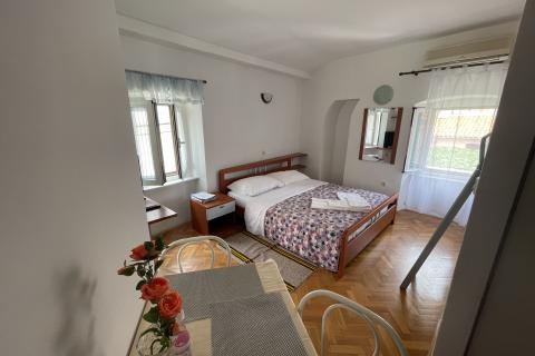 KRK GRAD ,stambena zgrada sa 7 studio-apartmana,50 m od mora