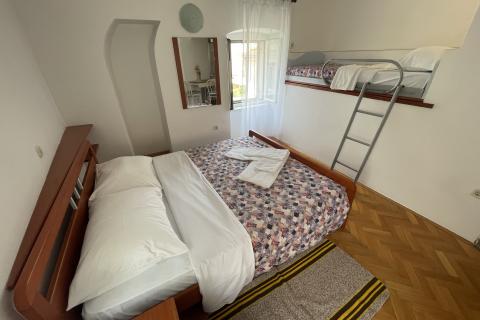 KRK GRAD ,stambena zgrada sa 7 studio-apartmana,50 m od mora