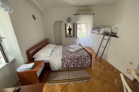 KRK GRAD ,stambena zgrada sa 7 studio-apartmana,50 m od mora