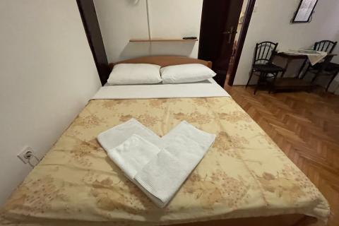 KRK GRAD ,stambena zgrada sa 7 studio-apartmana,50 m od mora