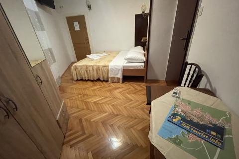 KRK GRAD ,stambena zgrada sa 7 studio-apartmana,50 m od mora