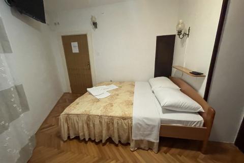 KRK GRAD ,stambena zgrada sa 7 studio-apartmana,50 m od mora