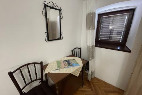 KRK GRAD ,stambena zgrada sa 7 studio-apartmana,50 m od mora