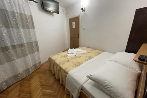 KRK GRAD ,stambena zgrada sa 7 studio-apartmana,50 m od mora