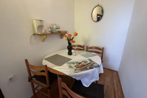 KRK GRAD ,stambena zgrada sa 7 studio-apartmana,50 m od mora