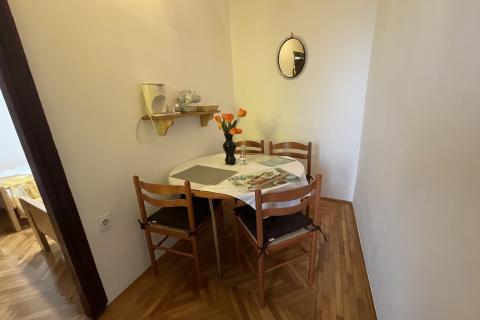 KRK GRAD ,stambena zgrada sa 7 studio-apartmana,50 m od mora