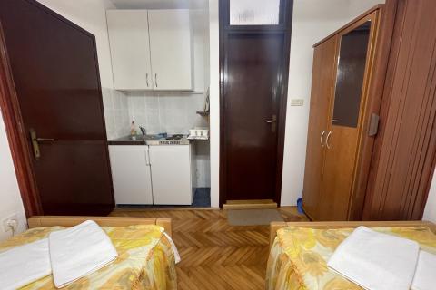 KRK GRAD ,stambena zgrada sa 7 studio-apartmana,50 m od mora