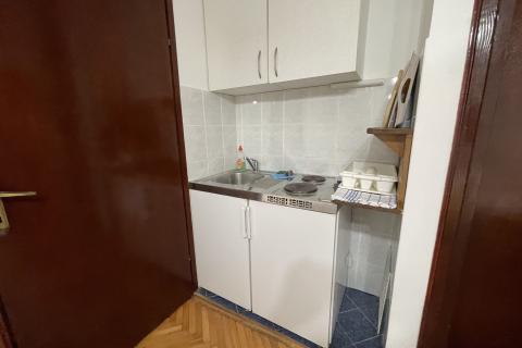 KRK GRAD ,stambena zgrada sa 7 studio-apartmana,50 m od mora