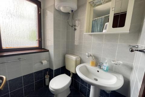 KRK GRAD ,stambena zgrada sa 7 studio-apartmana,50 m od mora