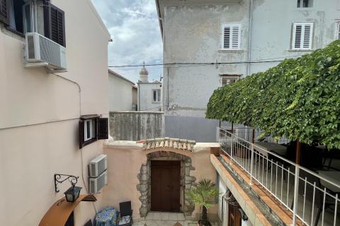 KRK GRAD ,stambena zgrada sa 7 studio-apartmana,50 m od mora