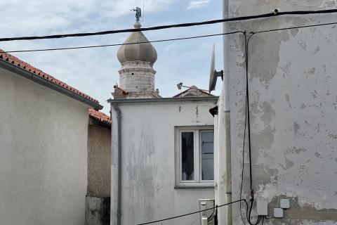 KRK GRAD ,stambena zgrada sa 7 studio-apartmana,50 m od mora