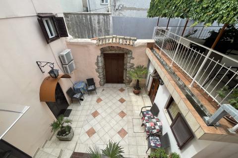 KRK GRAD ,stambena zgrada sa 7 studio-apartmana,50 m od mora