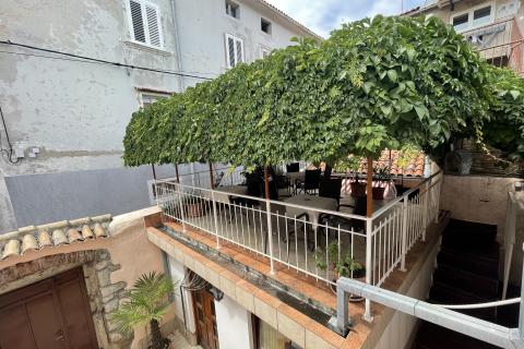 KRK GRAD ,stambena zgrada sa 7 studio-apartmana,50 m od mora