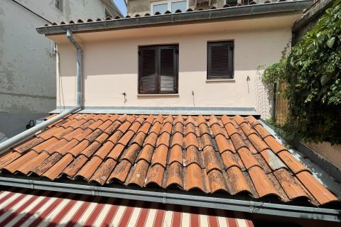 KRK GRAD ,stambena zgrada sa 7 studio-apartmana,50 m od mora