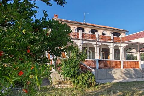 Rab, Supetarska Draga - kuća s restoranom, prvi red do mora