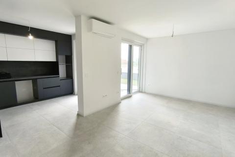 Istra, Valbandon - dvosoban stan sa vrtom, novogradnja