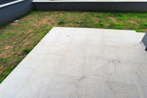 Istra, Valbandon - dvosoban stan sa vrtom, novogradnja