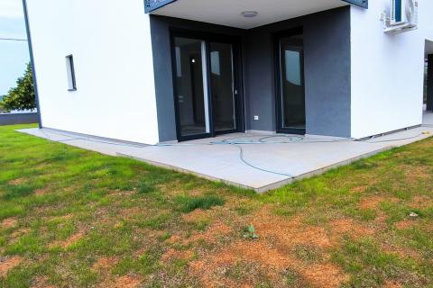 Istra, Valbandon - dvosoban stan sa vrtom, novogradnja