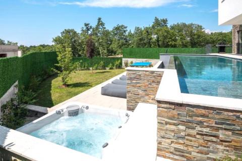 Istra,Kaštel-Samostojeća moderna vila  