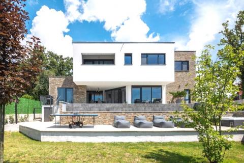 Istra,Kaštel-Samostojeća moderna vila  