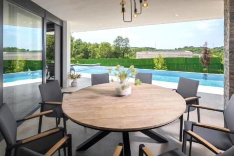 Istra,Kaštel-Samostojeća moderna vila  