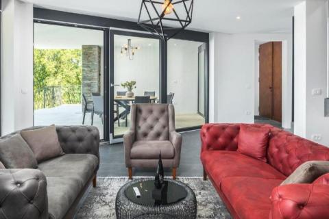 Istra,Kaštel-Samostojeća moderna vila  