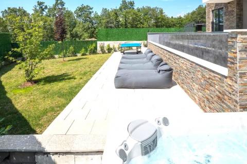 Istra,Kaštel-Samostojeća moderna vila  